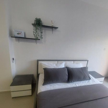 Modern Studio Apartment Armonia Court Паралімні Екстер'єр фото
